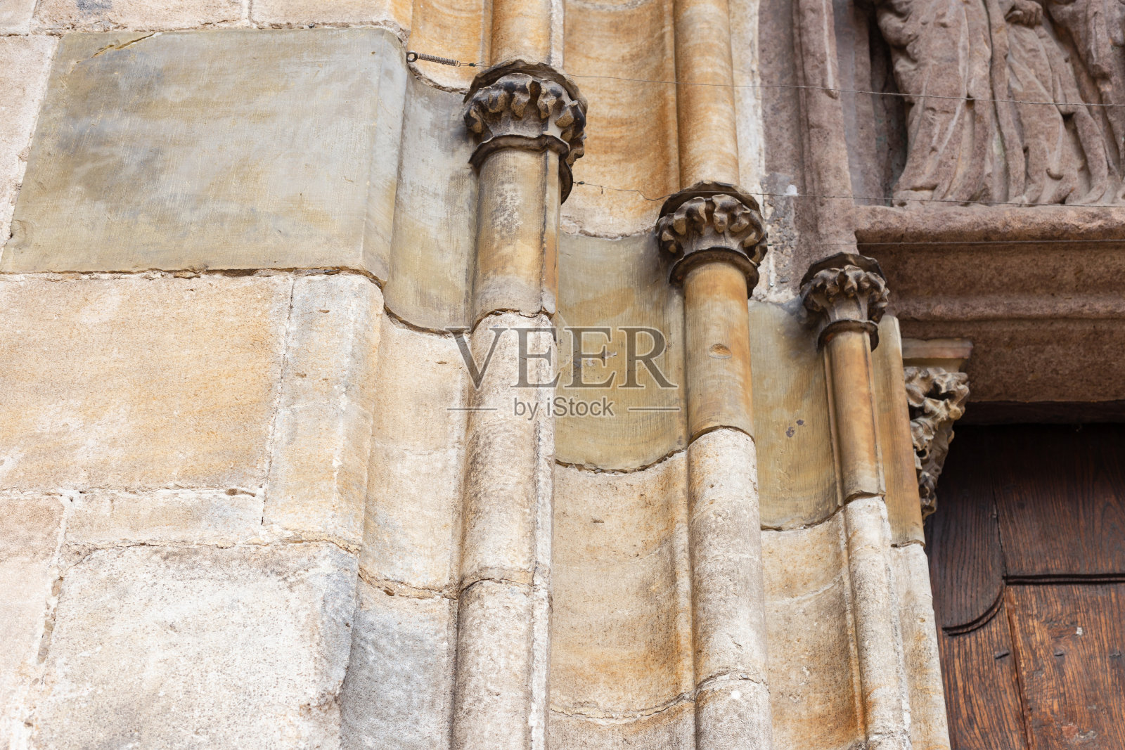 教堂石雕艺术人物和圆柱照片摄影图片