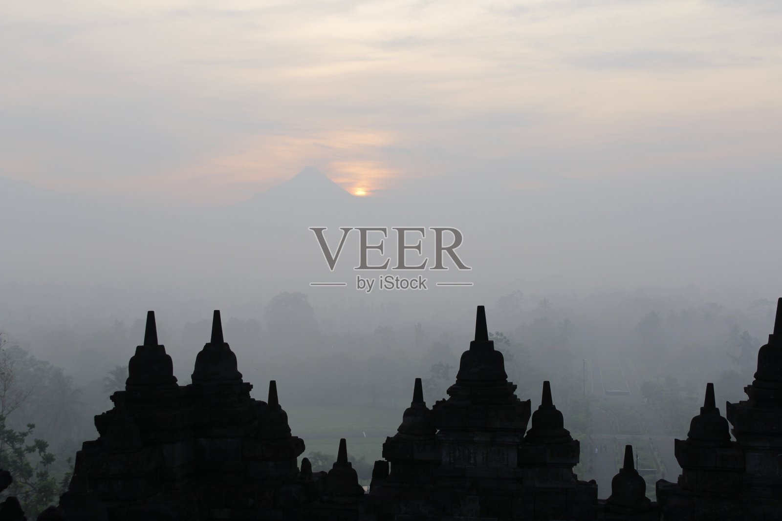 婆罗浮屠寺的剪影与神秘的森林周围照片摄影图片