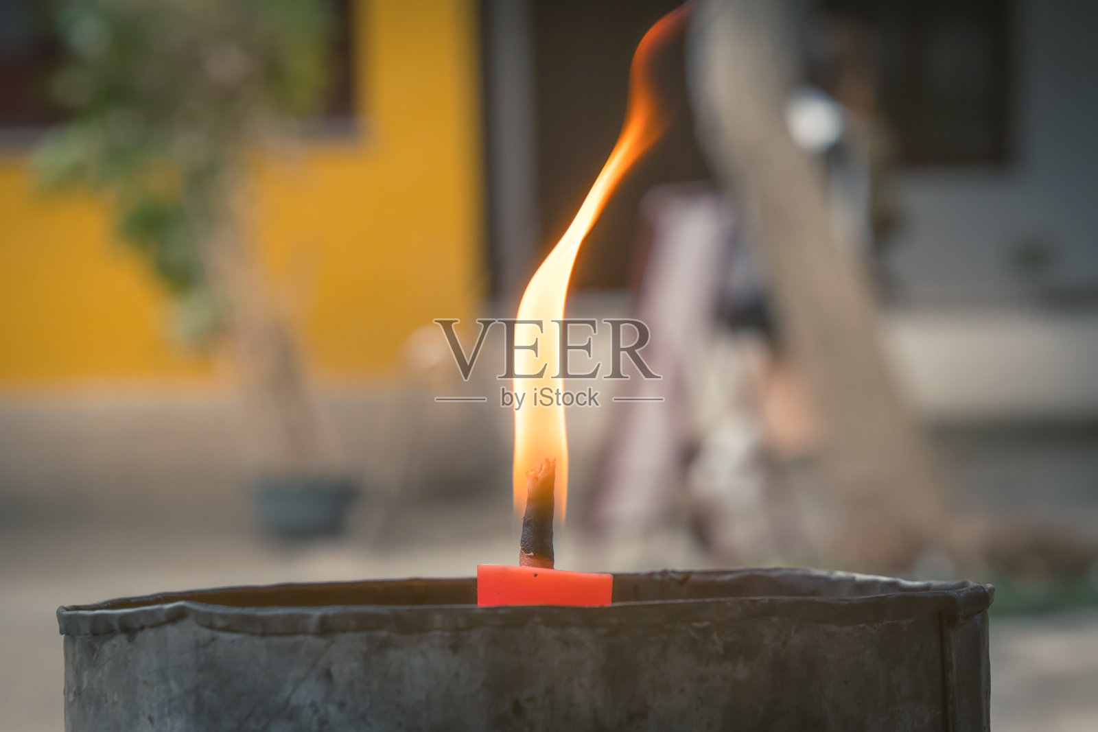 在佛教寺庙蜡烛火焰的特写，模糊的背景照片摄影图片