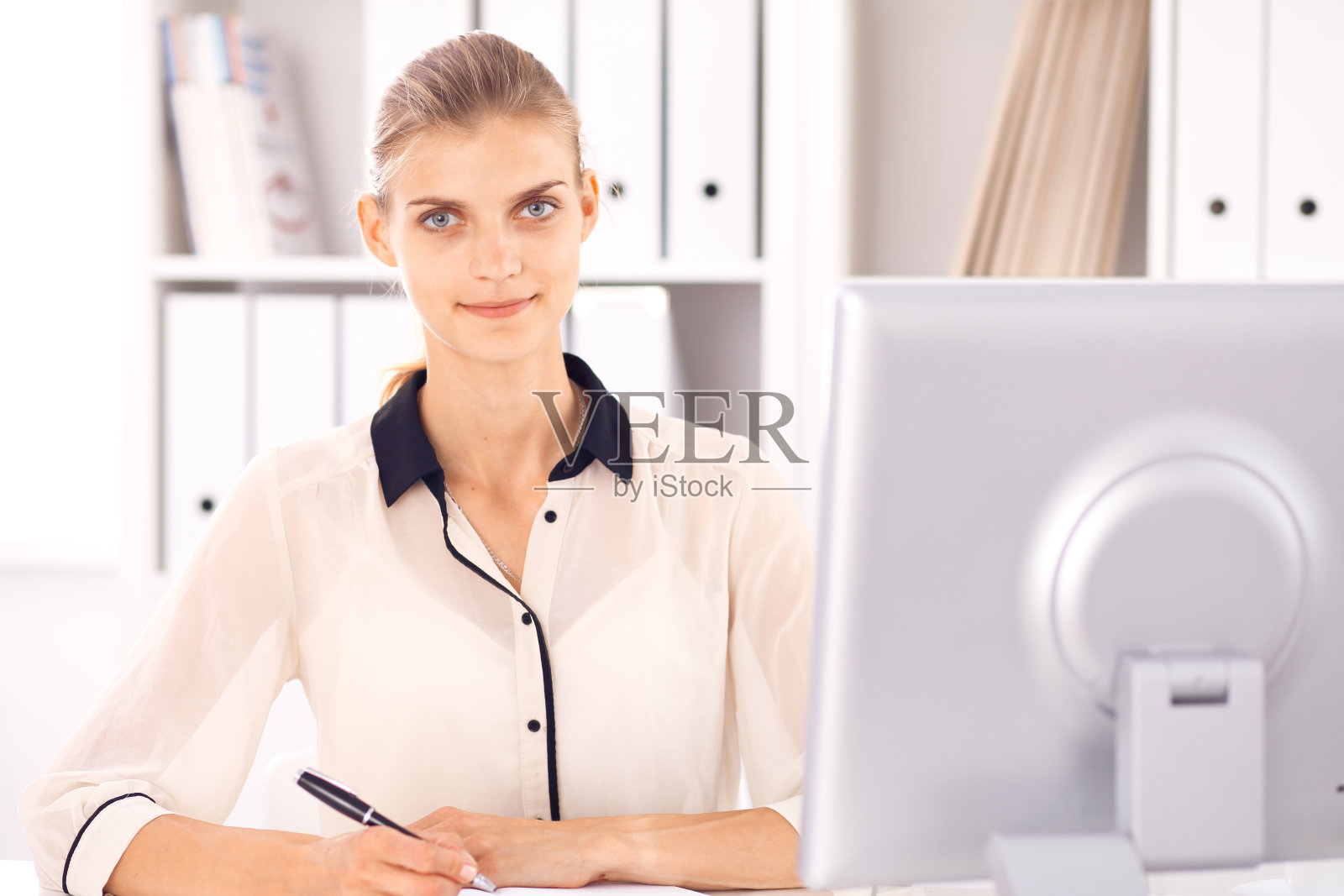 商务女性或秘书在办公室工作照片摄影图片