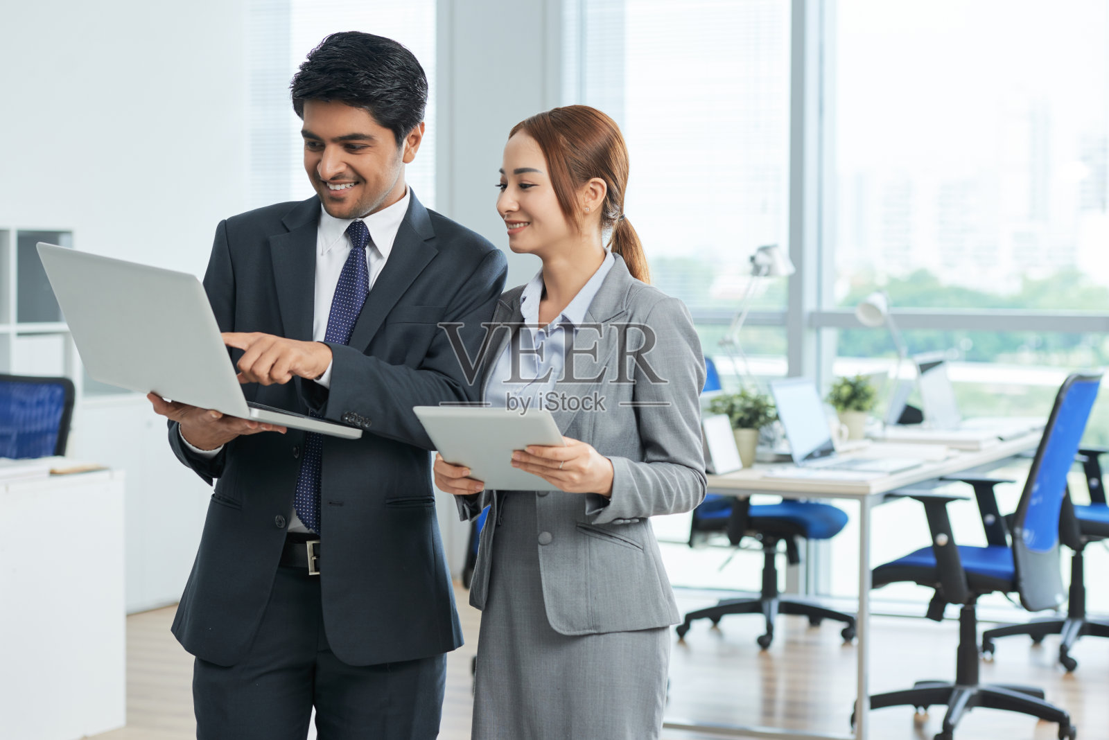 有小玩意的商务人士照片摄影图片