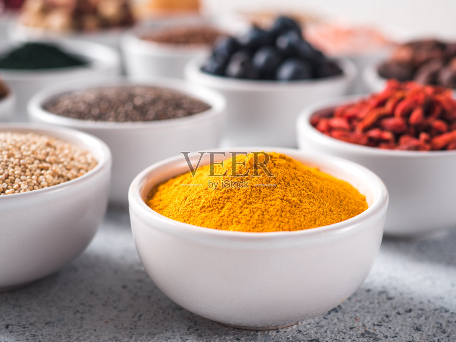 小白碗中的姜黄粉和其他超级食品照片摄影图片