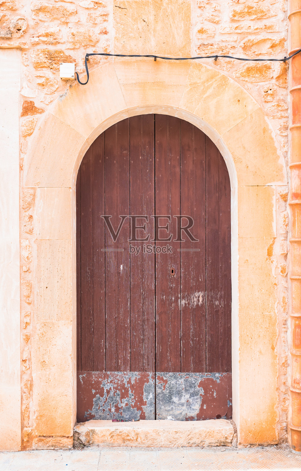 古董棕色木门与质朴的石拱，特写照片摄影图片