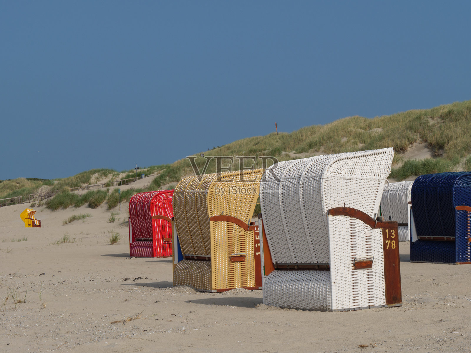 尤斯特岛的海滩照片摄影图片