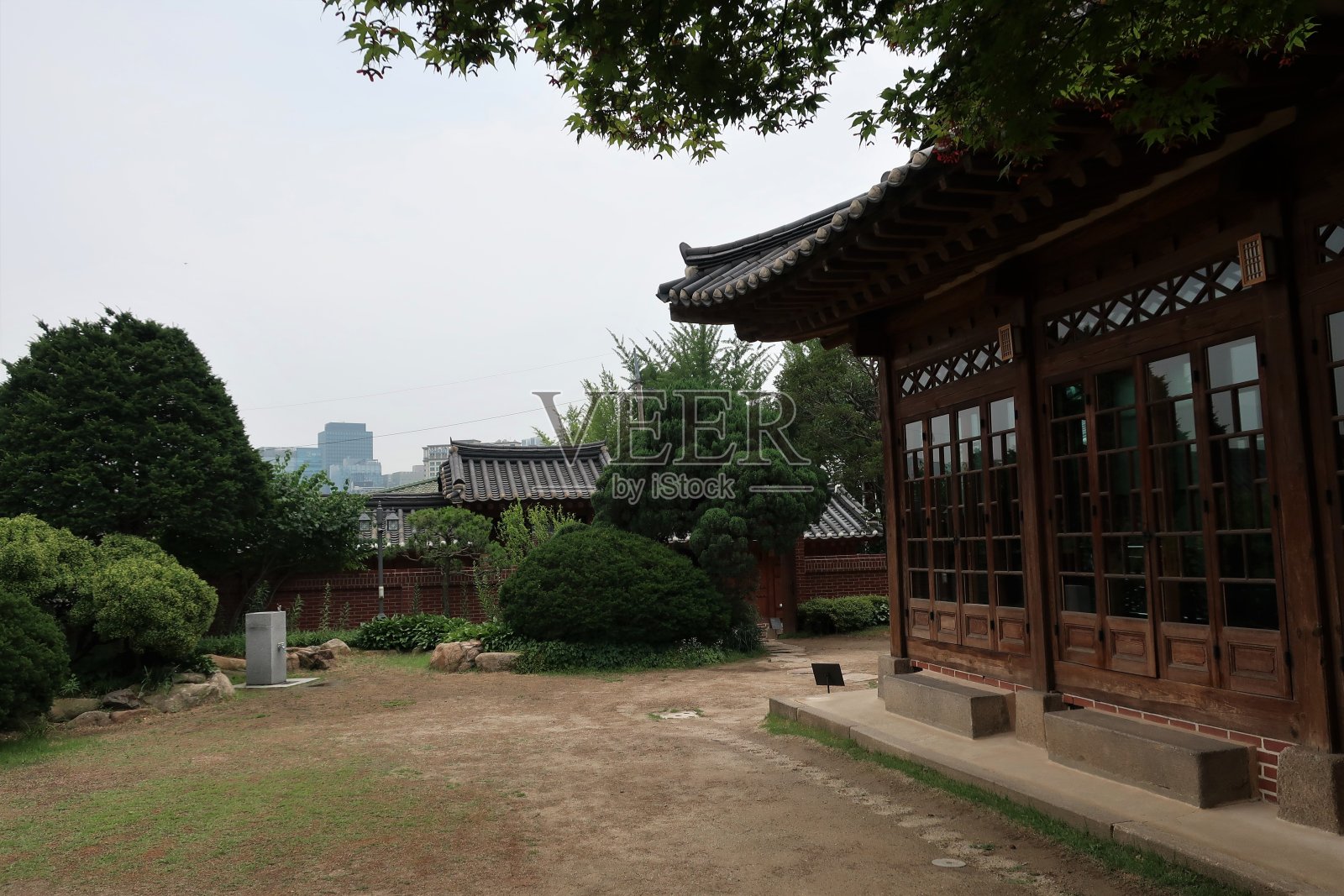 首尔北村韩屋村的传统韩式门照片摄影图片