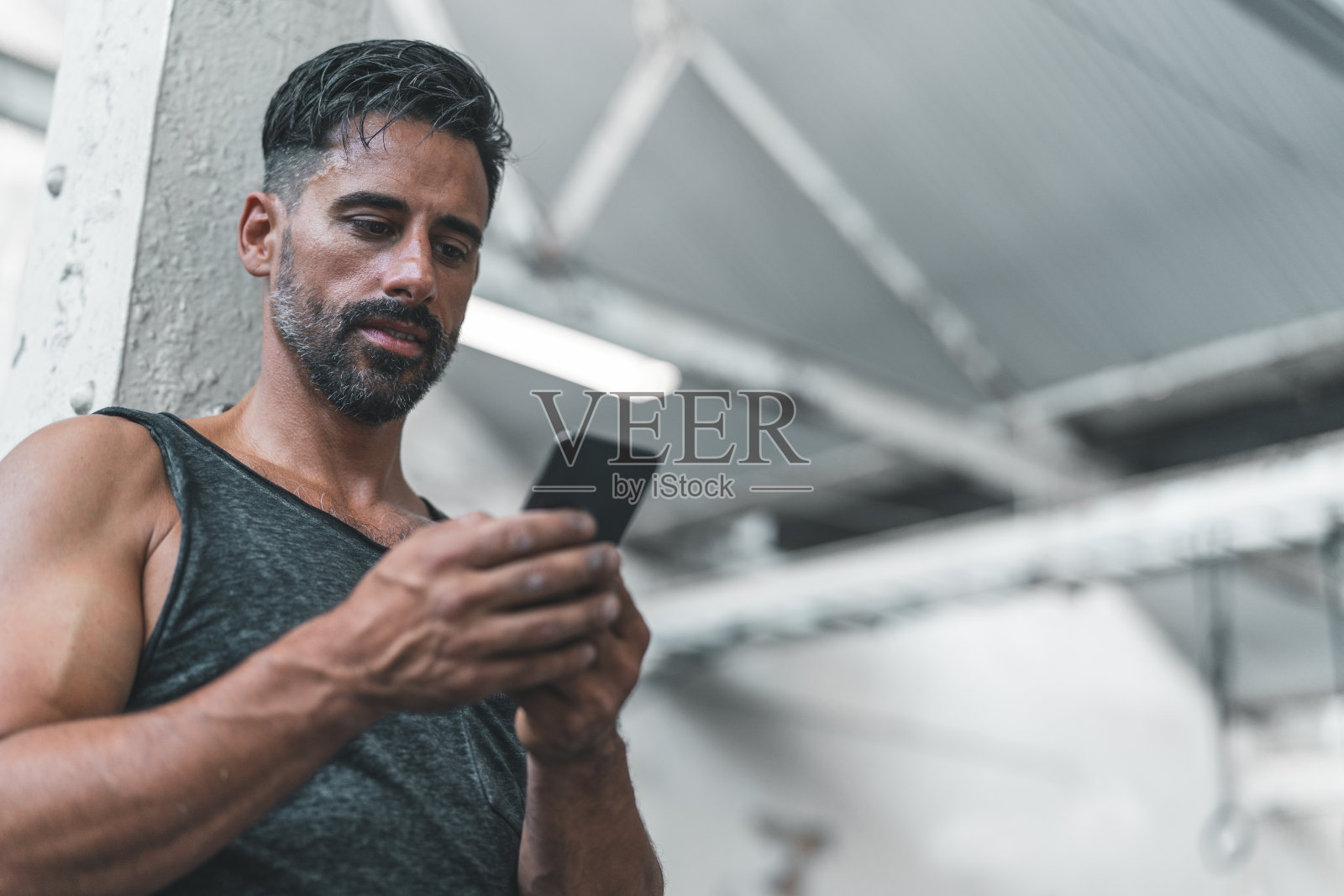 用智能手机锻炼照片摄影图片