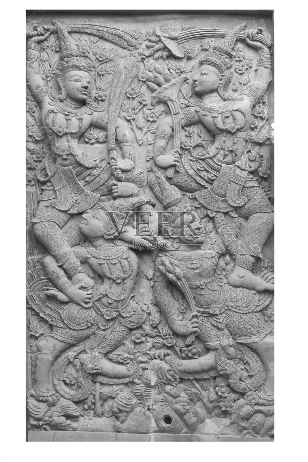 罗摩金石雕雕塑表现男女守护天使在中间孤立的白色背景上照片摄影图片