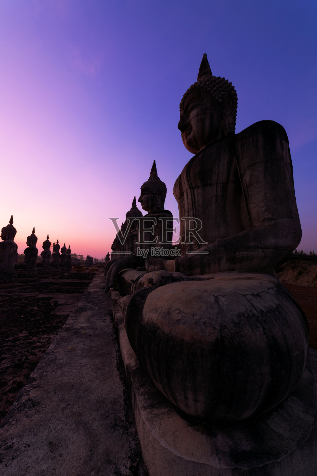 泰国那空西法马拉省美丽日出中的大佛雕像。照片摄影图片