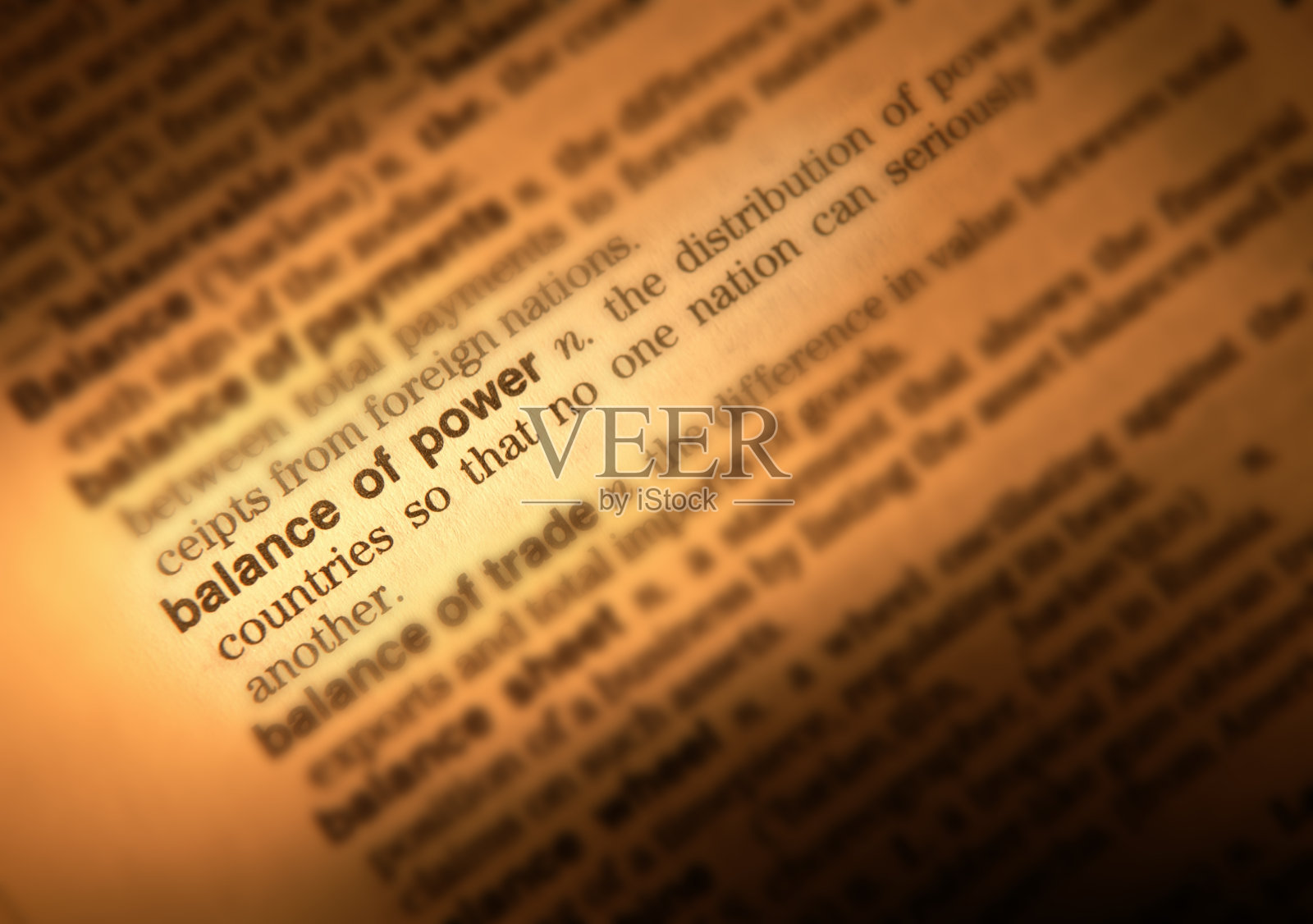 词典页面显示的定义词的力量平衡照片摄影图片