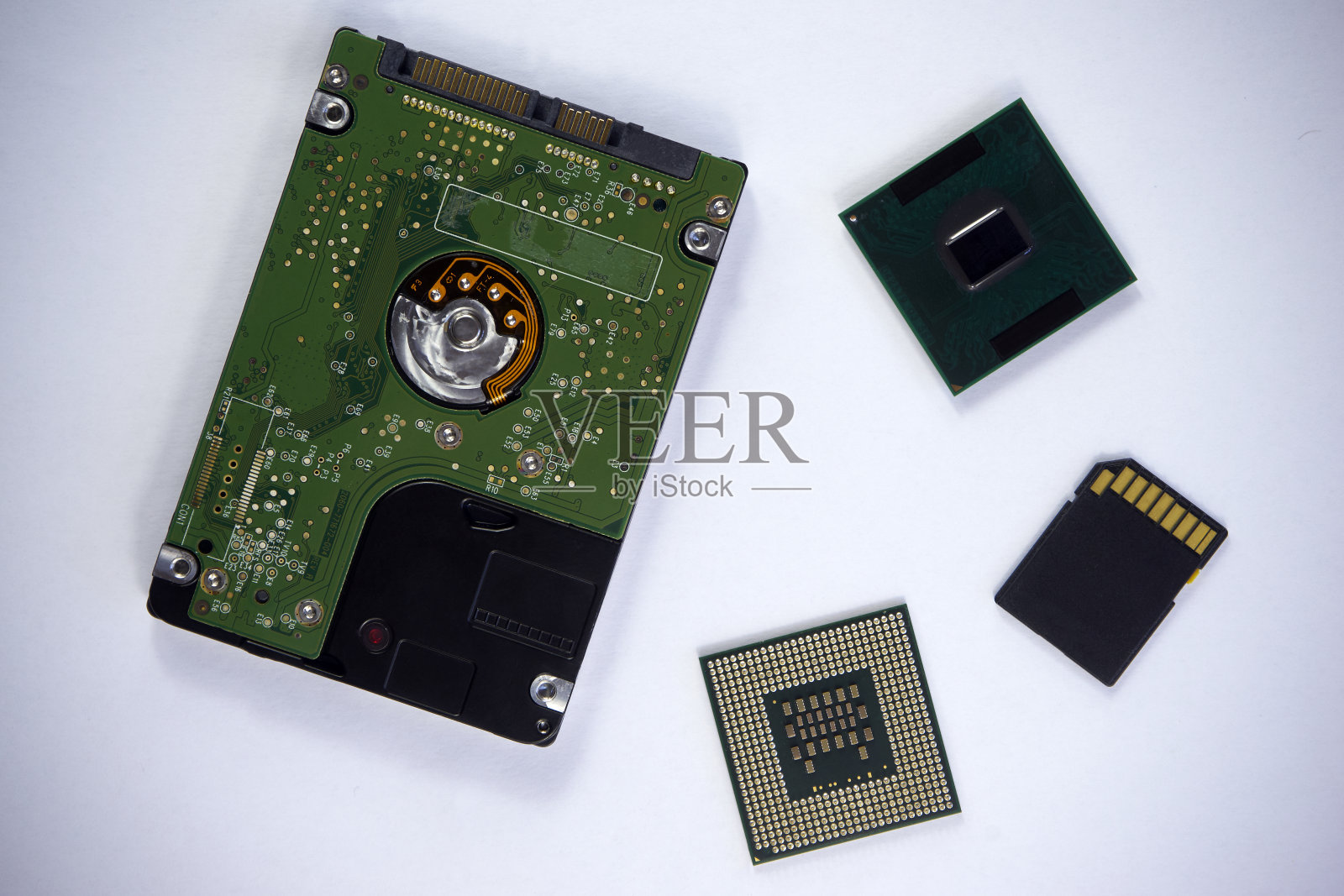 2.5英寸笔记本sata硬盘，两个CPU笔记本处理器和SD卡隔离在白色背景照片摄影图片