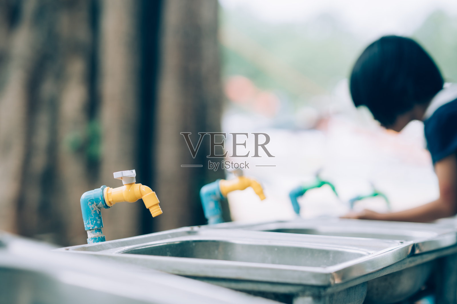 儿童洗手及饮水用的水龙头照片摄影图片