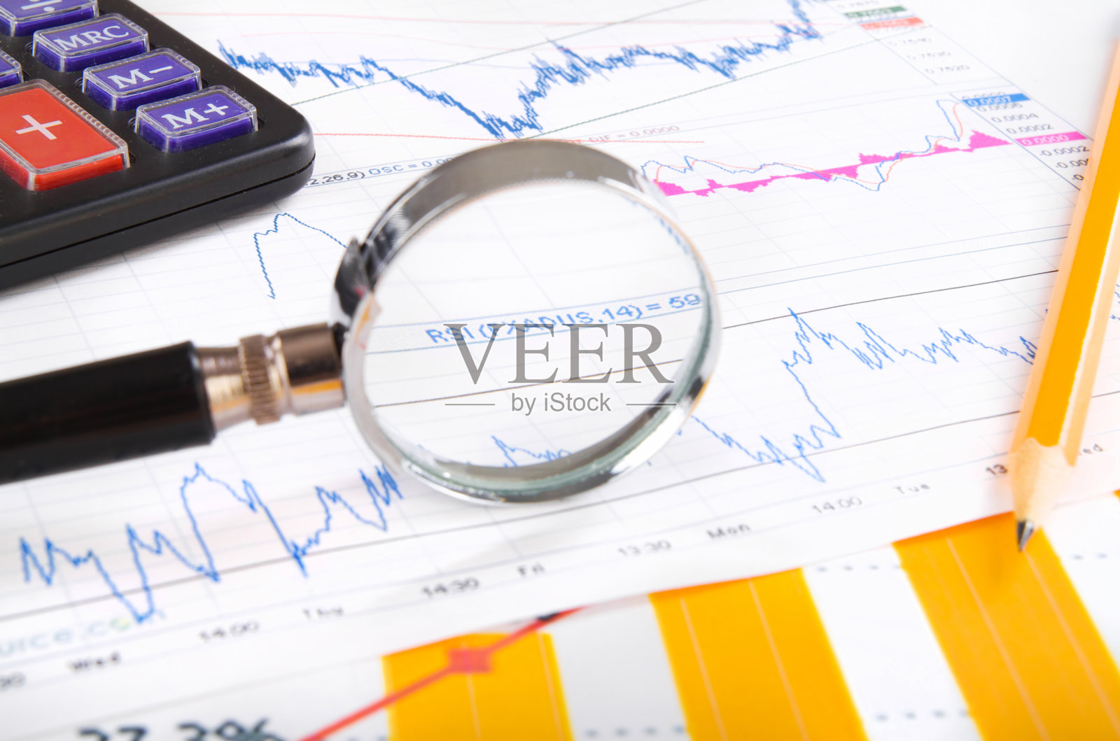 会计。生意需要钥匙和金钱照片摄影图片