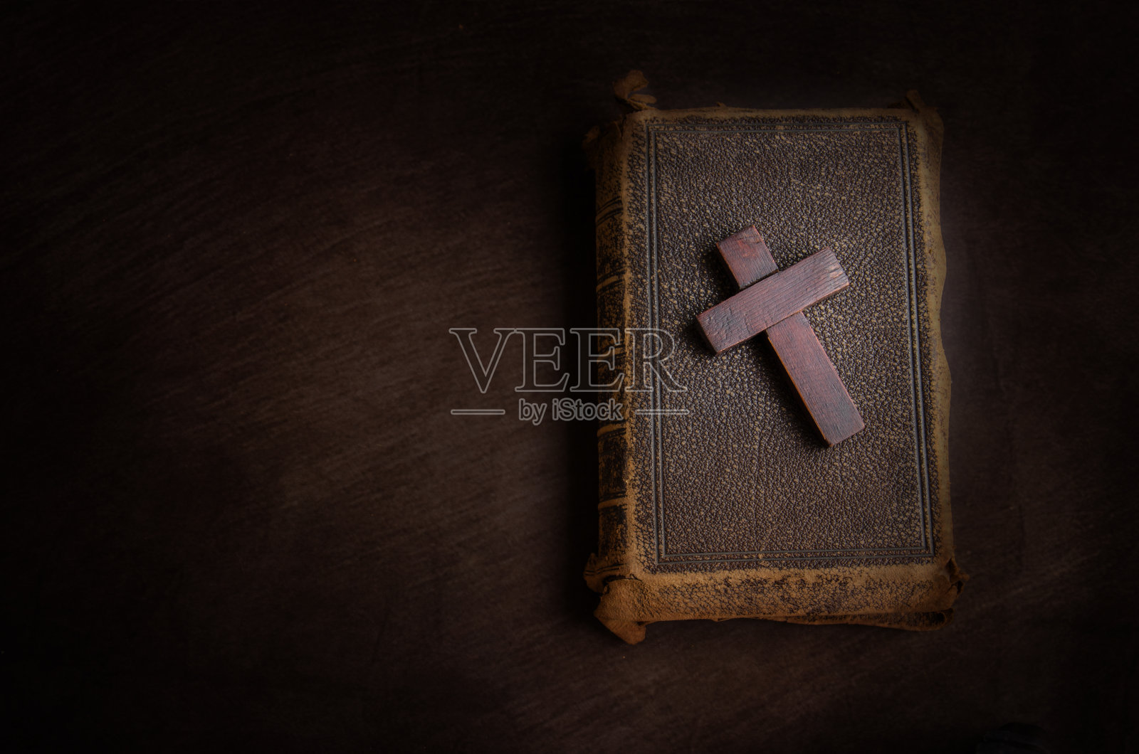 旧圣经上的木制十字架照片摄影图片