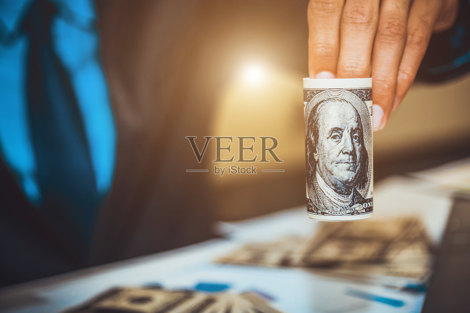 手持美元的商人，投资成功和盈利业务概念照片摄影图片