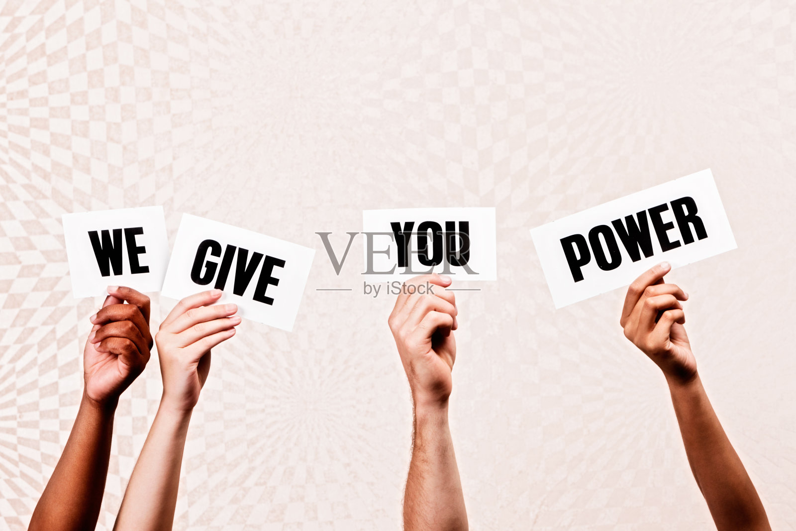 四只手举着写着“我们给你力量”的牌子照片摄影图片