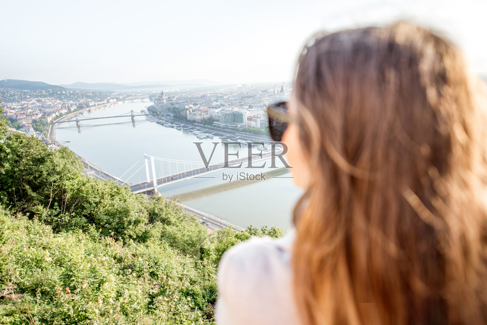 女子在布达佩斯旅行照片摄影图片
