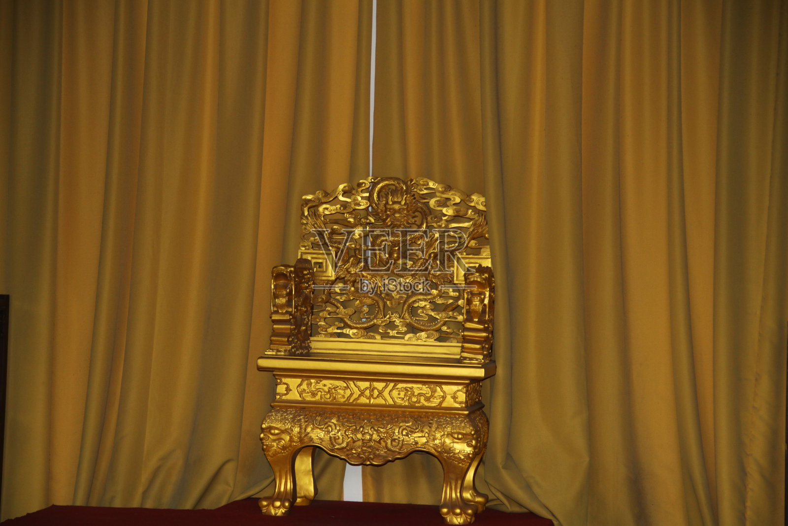 金色的椅子，有黄色的背景照片摄影图片