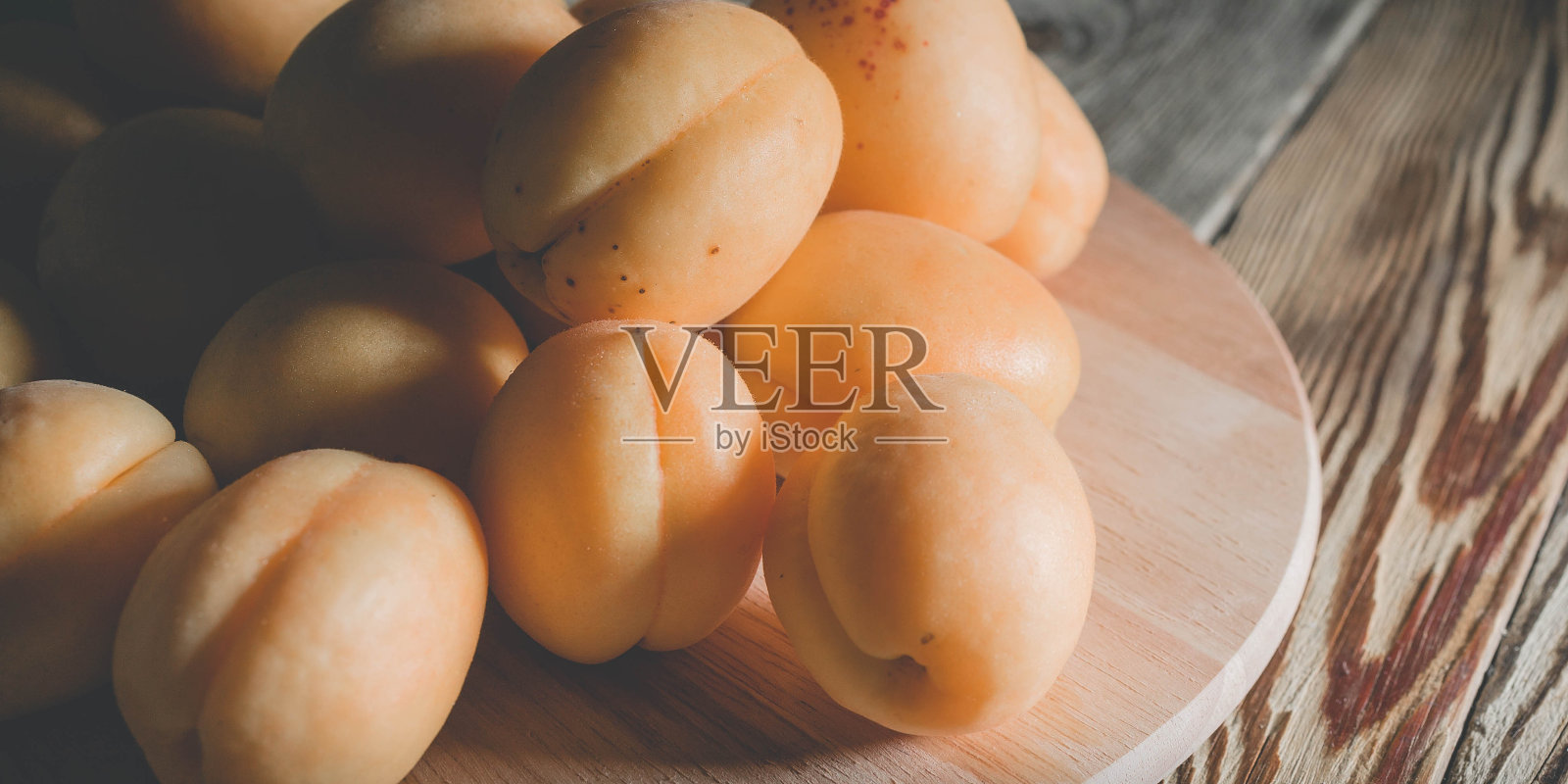 木背景上的杏子。食物的旗帜照片摄影图片