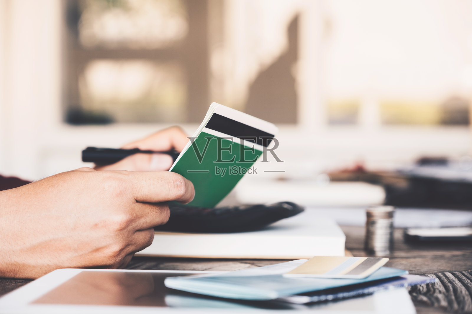 会计在家计算储蓄帐簿和财务报表。会计的概念。照片摄影图片