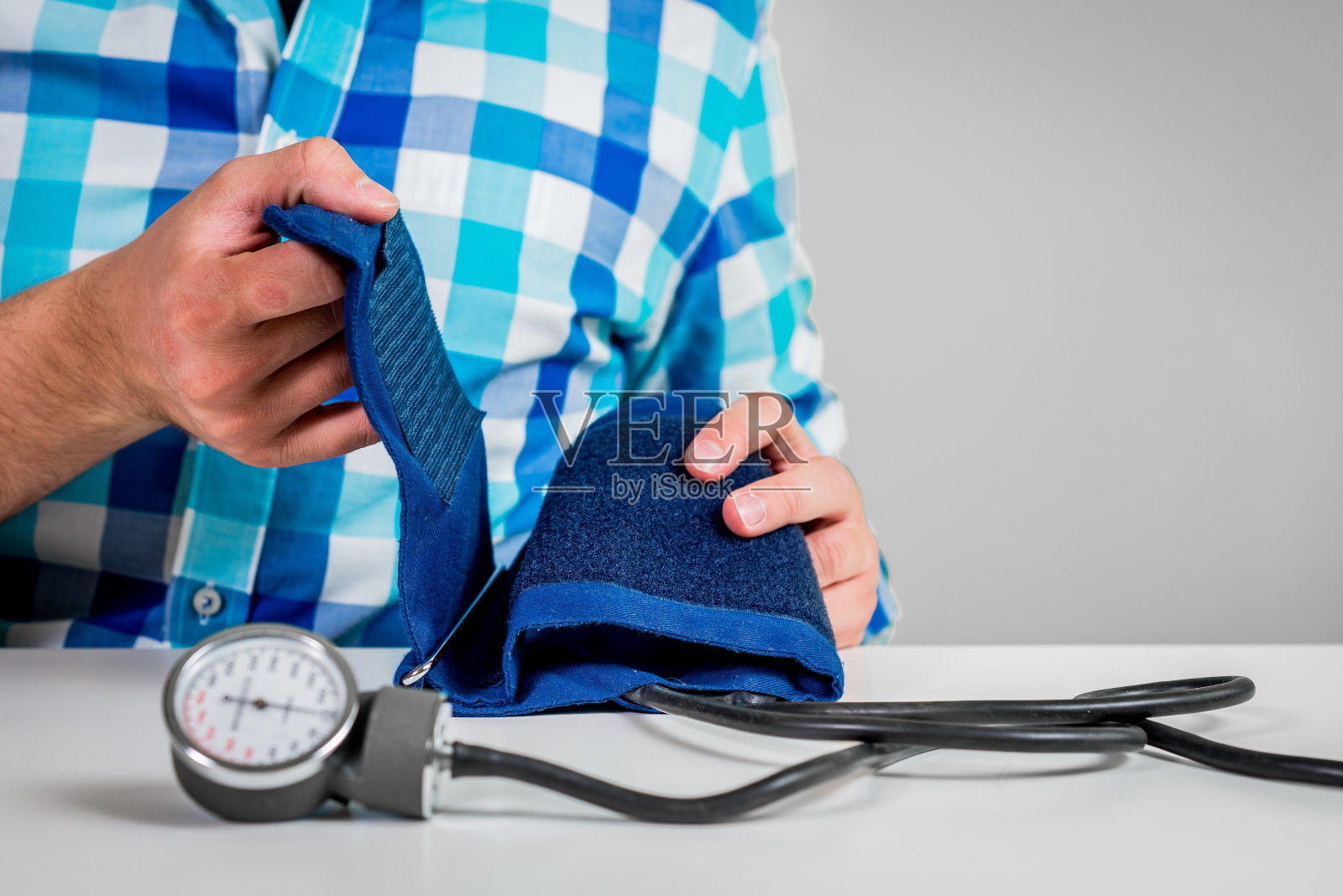 用血压计测试。照片摄影图片