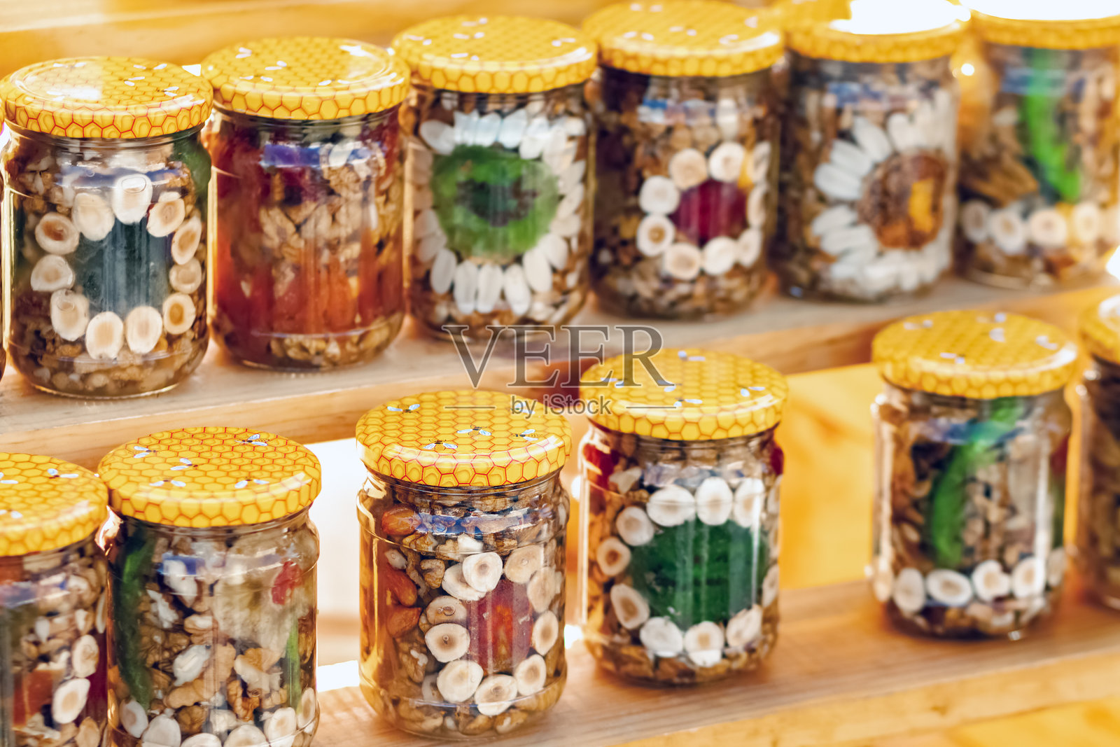 玻璃罐中的坚果和水果照片摄影图片