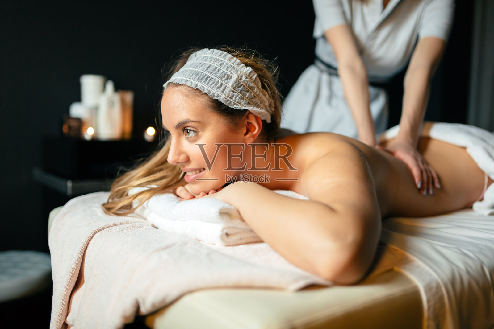 美女享受按摩治疗照片摄影图片