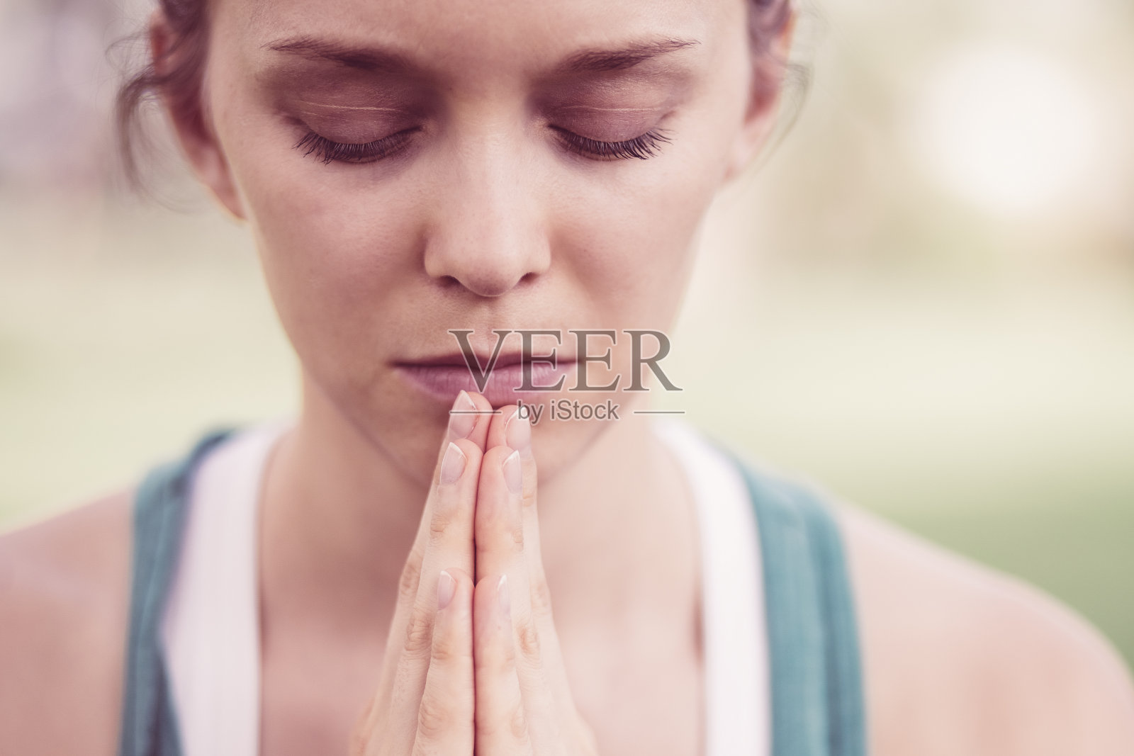 一张平静的白人妇女在户外祈祷的脸照片摄影图片