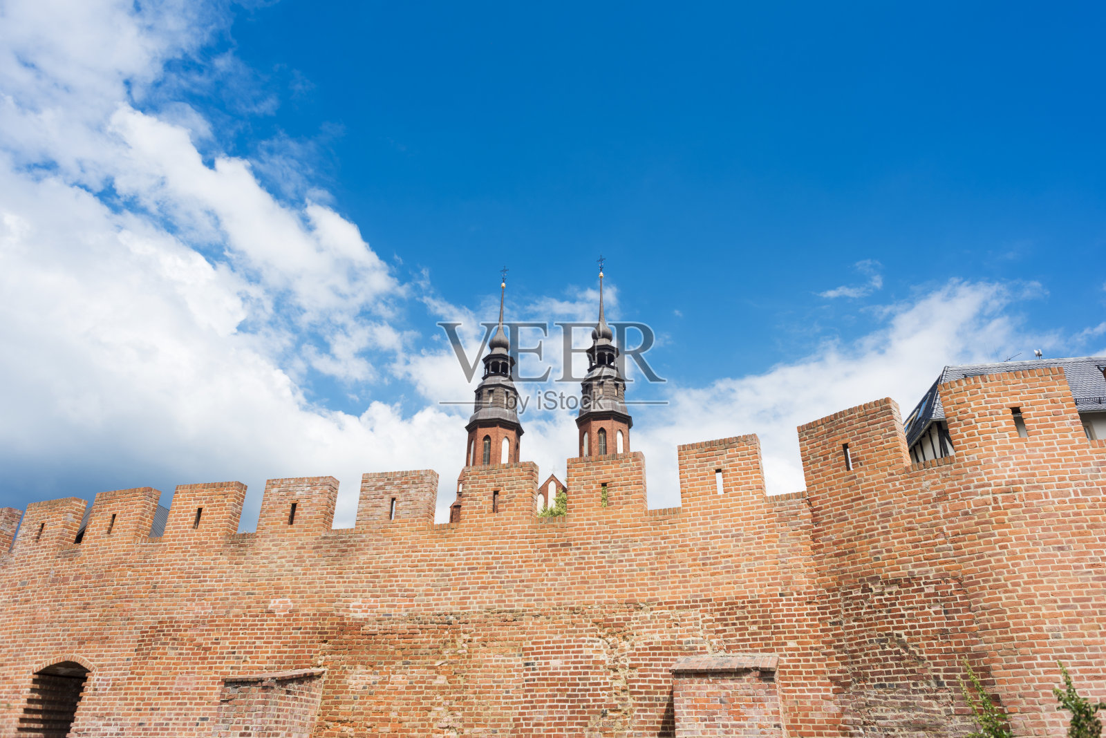 城市防御墙与教堂塔楼照片摄影图片