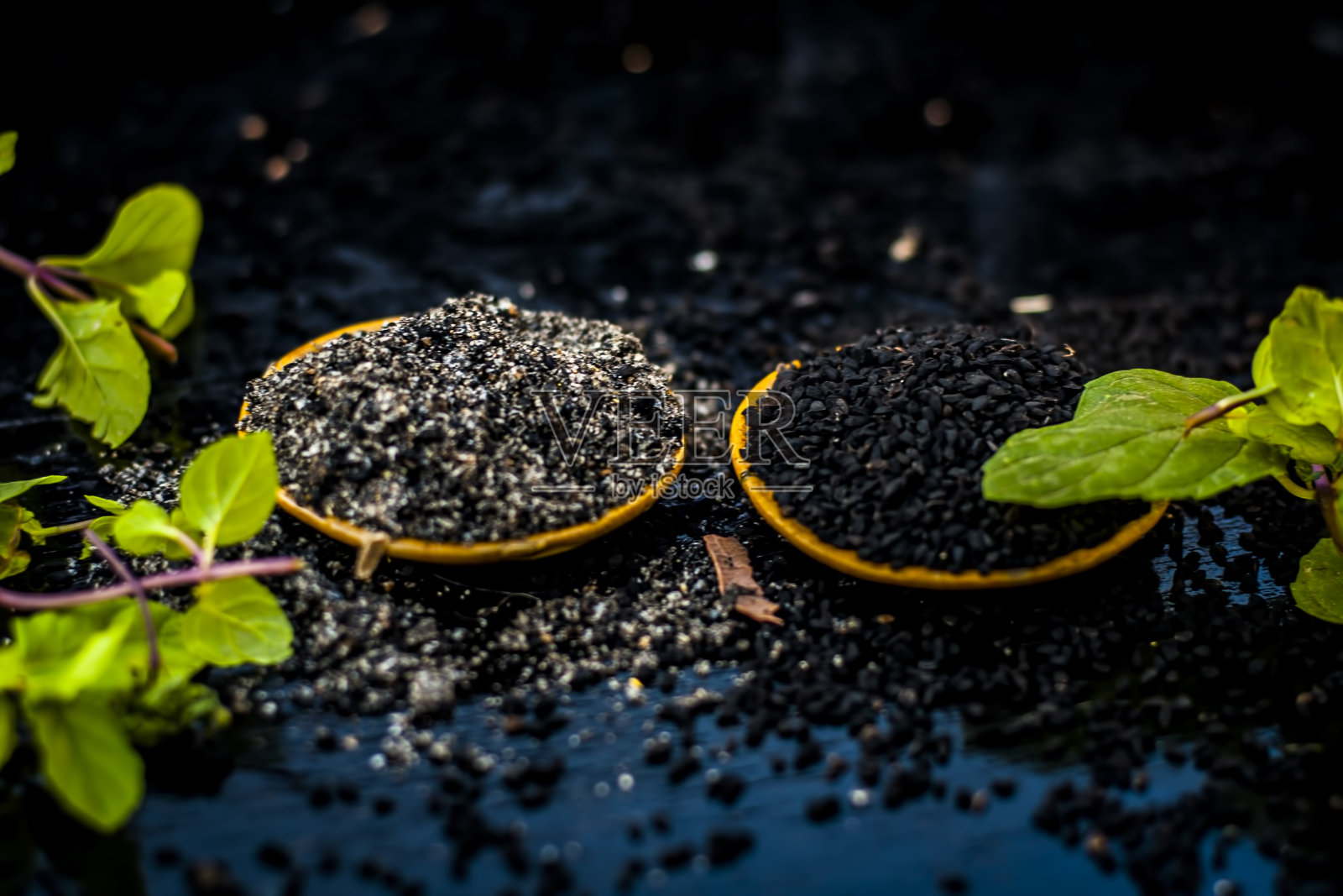 近看kalonji，罗马香菜，薄荷叶，kalonji粉及其萃取油，用于痔疮治疗，减肥，健肾，降血压等。照片摄影图片