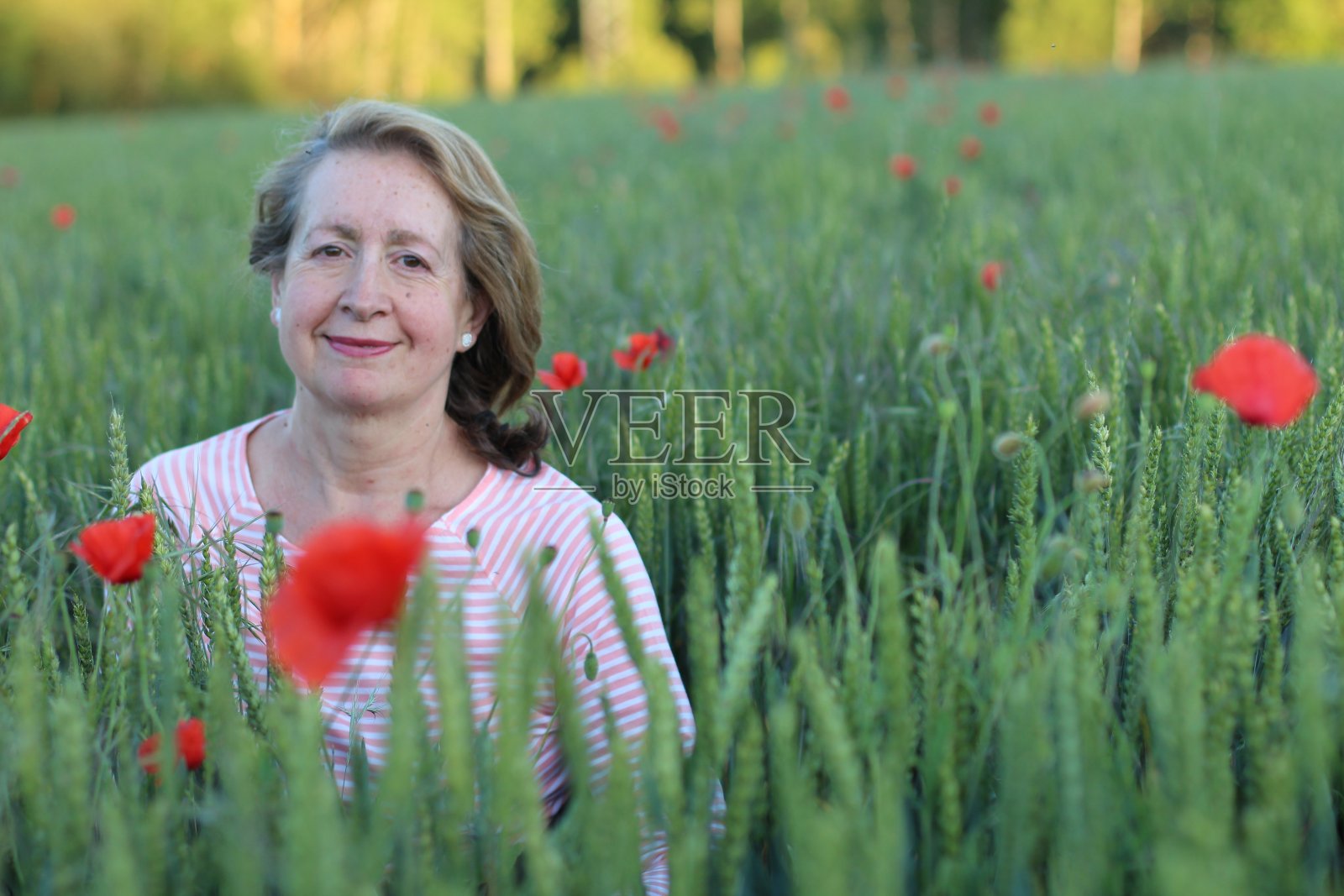 自然60岁的老女人在自然照片摄影图片