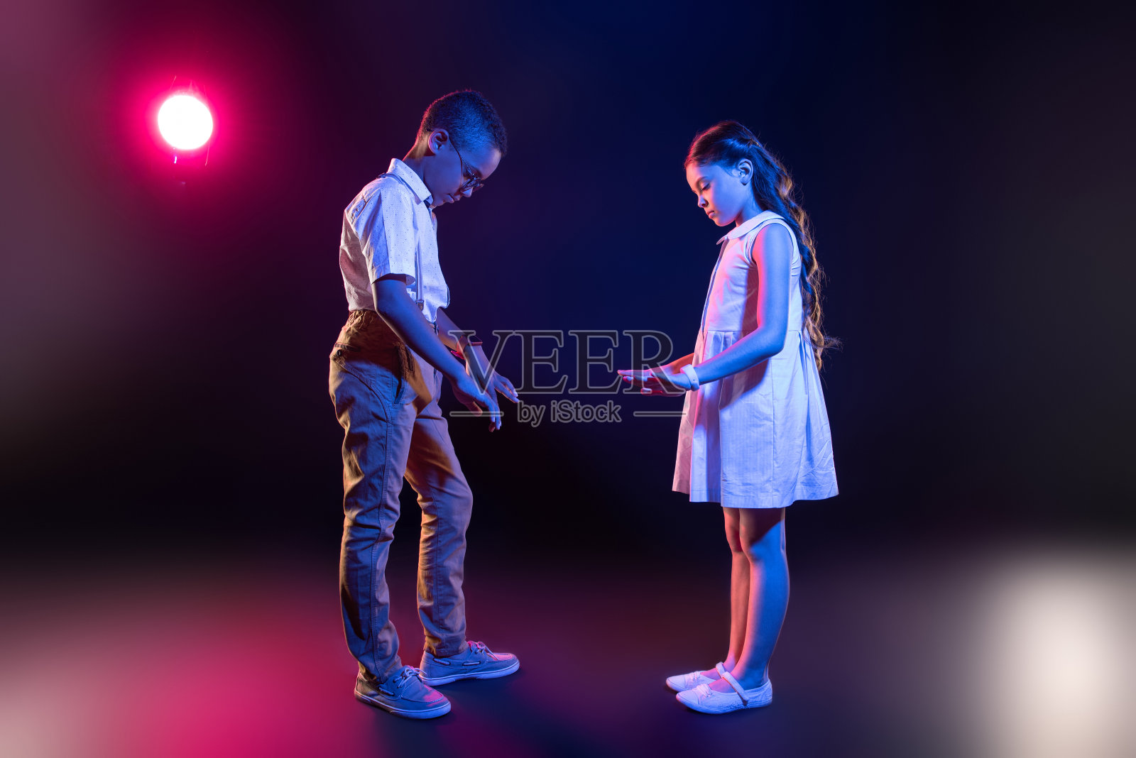 充满灵感的儿童演奏想象中的钢琴照片摄影图片