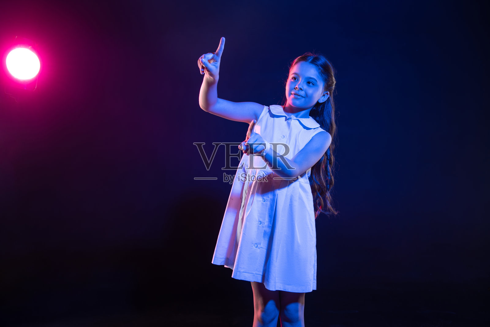 快乐的女学生按着虚拟按钮照片摄影图片