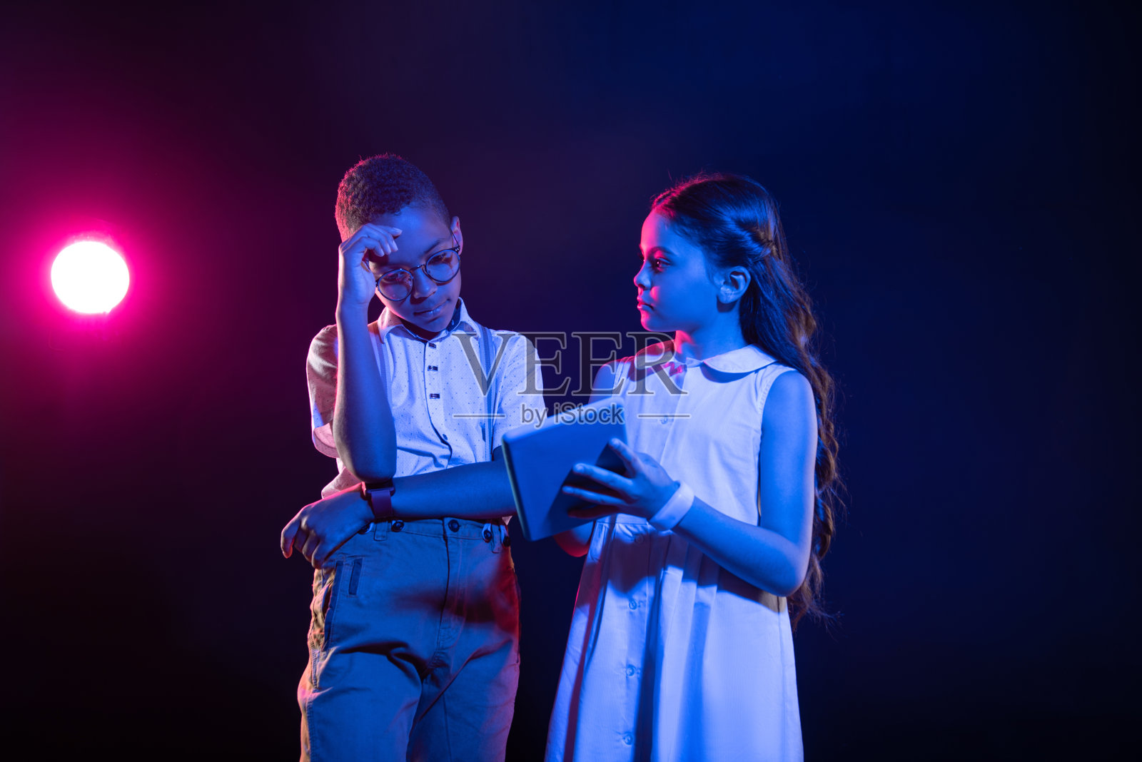 正在玩平板电脑的儿童照片摄影图片