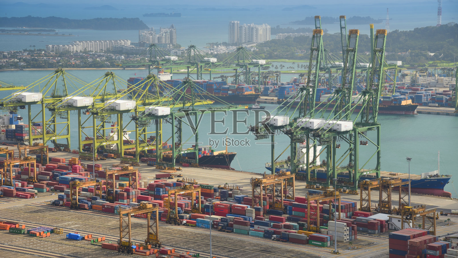 在新加坡船厂工作的集装箱货轮照片摄影图片