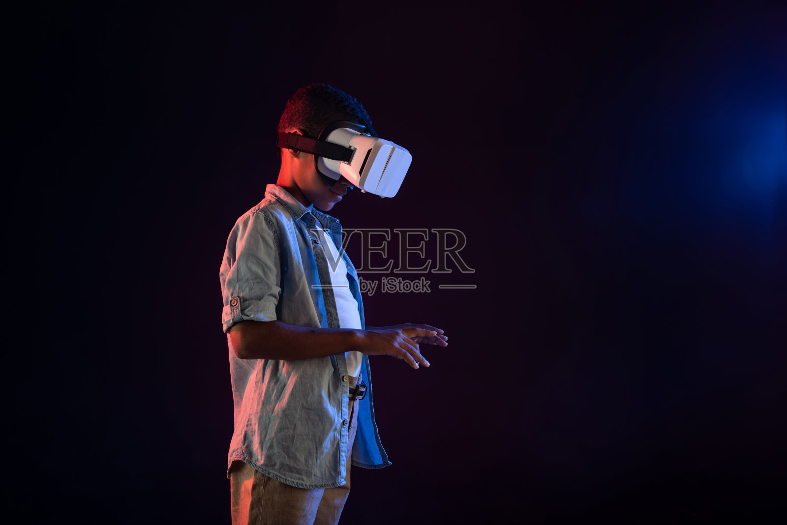 快乐的男孩佩戴现代VR头显照片摄影图片