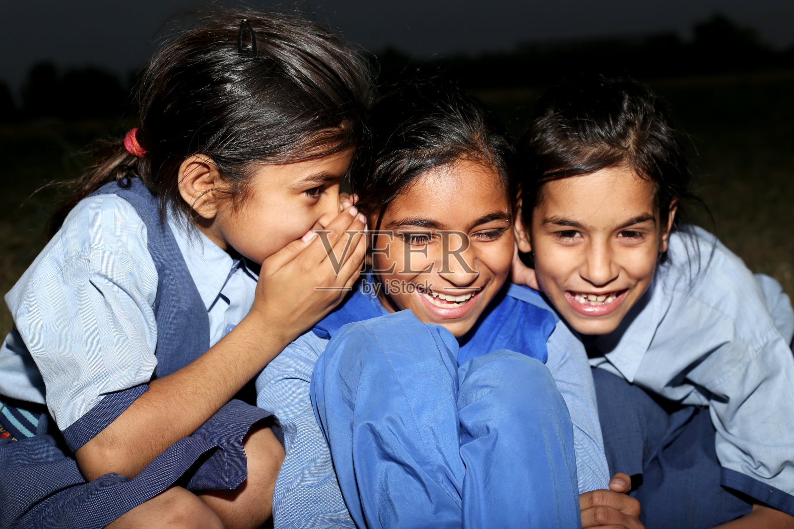 兄弟姐妹在户外的大自然中肖像照片摄影图片