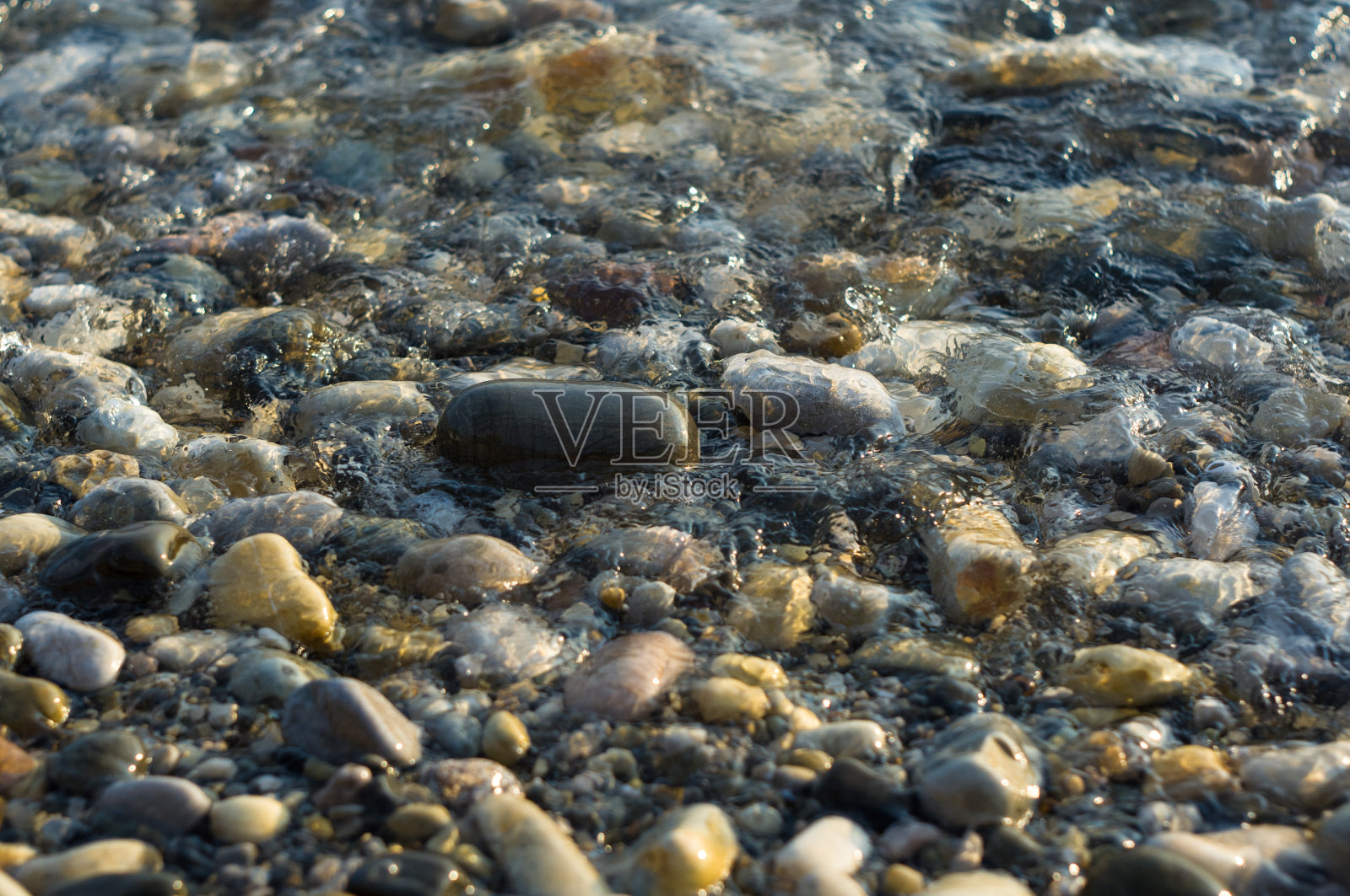 43、沙滩上的卵石卵石，海浪翻滚着泡沫照片摄影图片