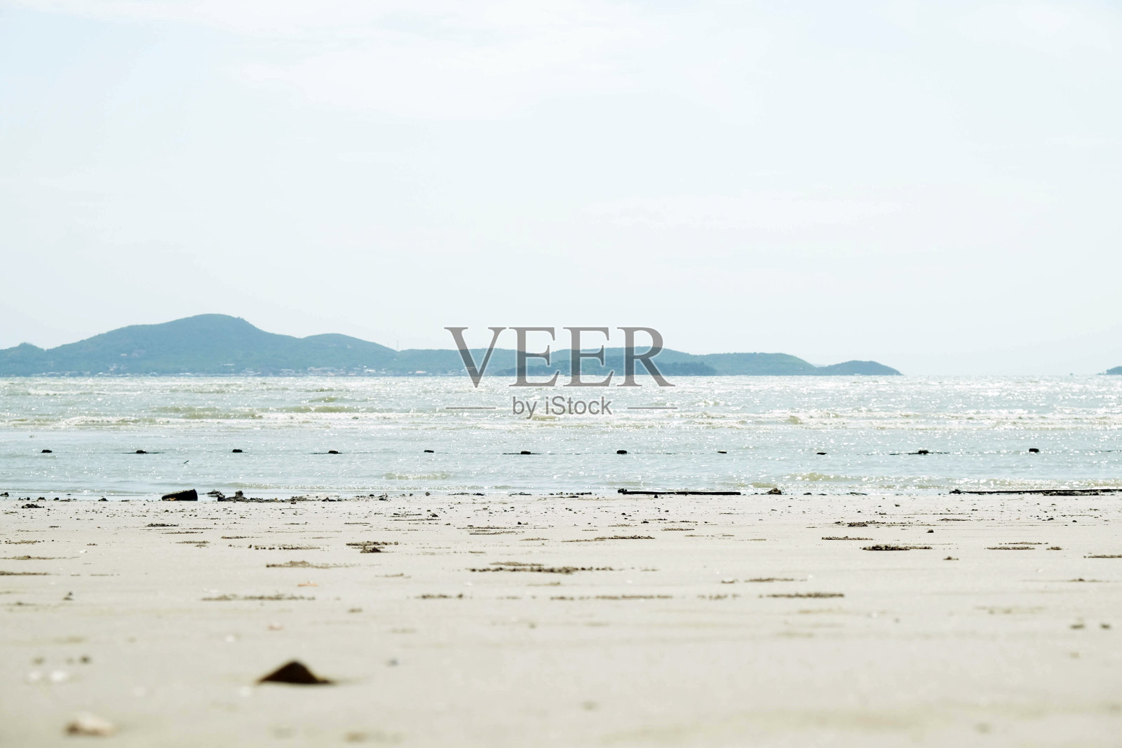 柔软的海浪在沙滩上照片摄影图片