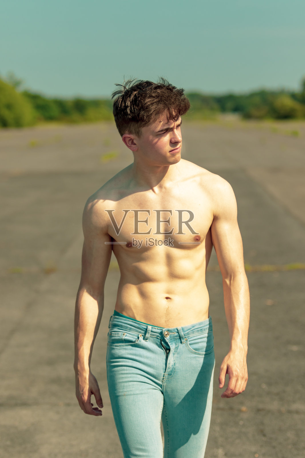 年轻的成年男性在户外赤膊上阵照片摄影图片