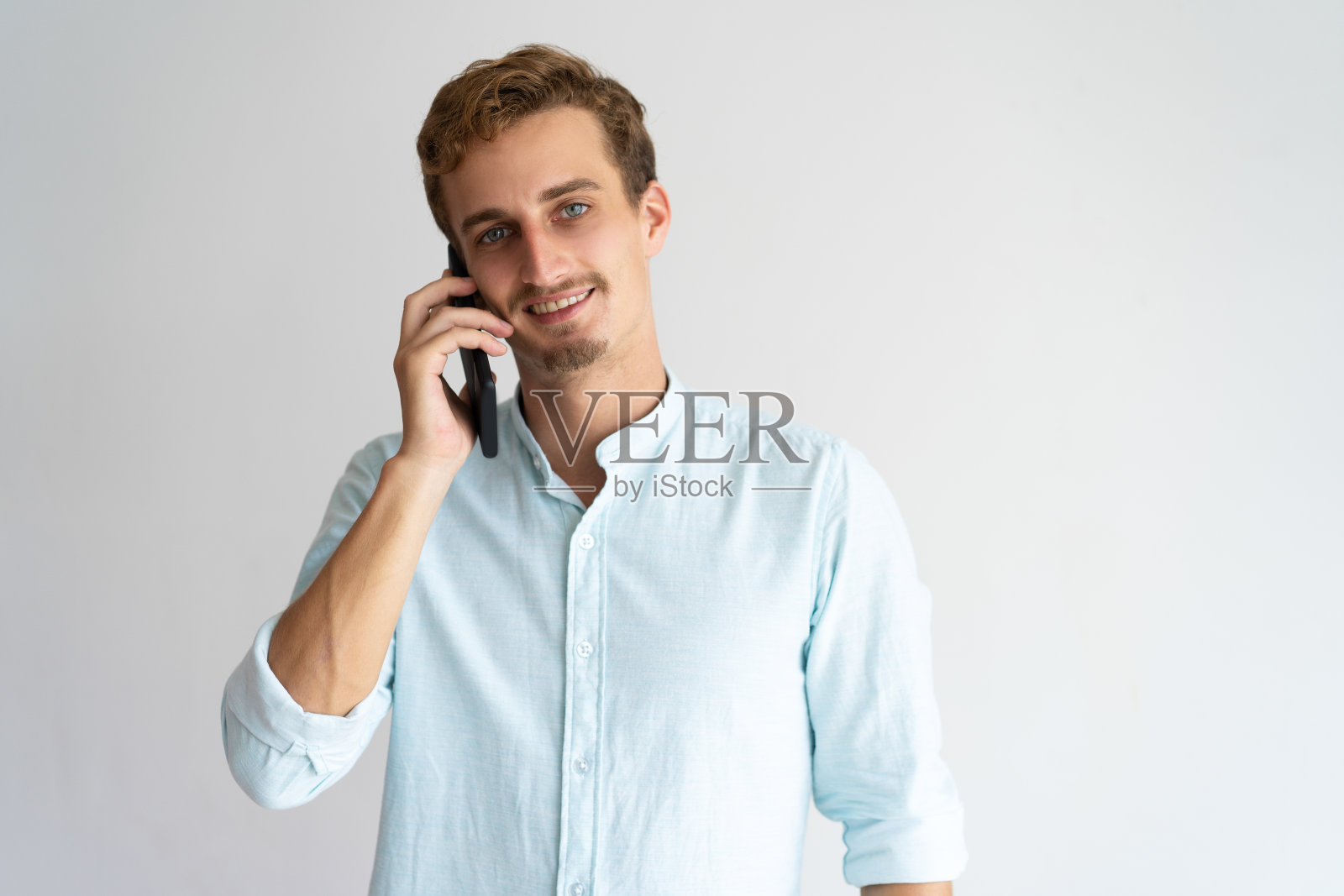 积极成功的男性经理用手机聊天照片摄影图片