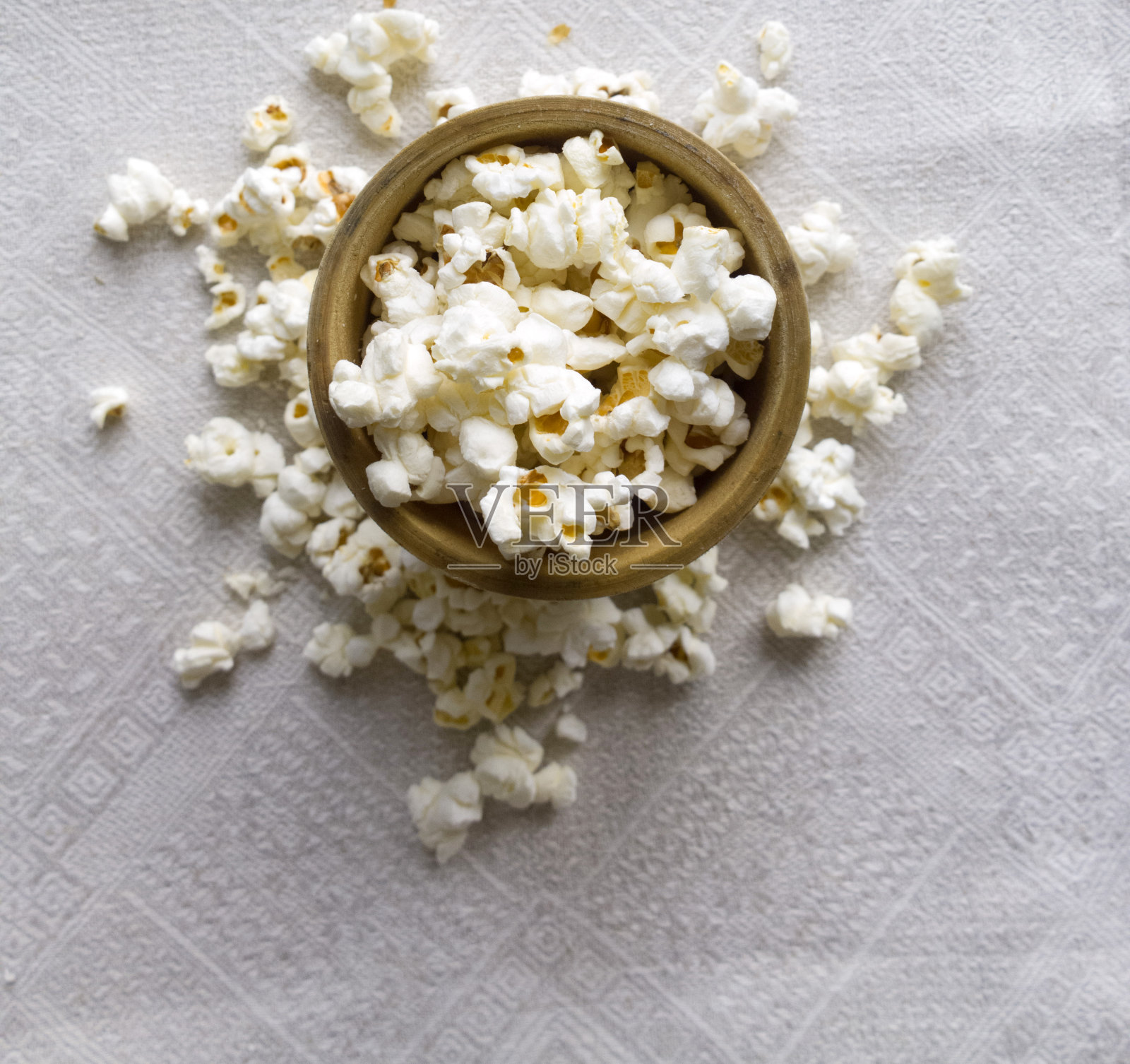 爆米花在杯子里。照片摄影图片