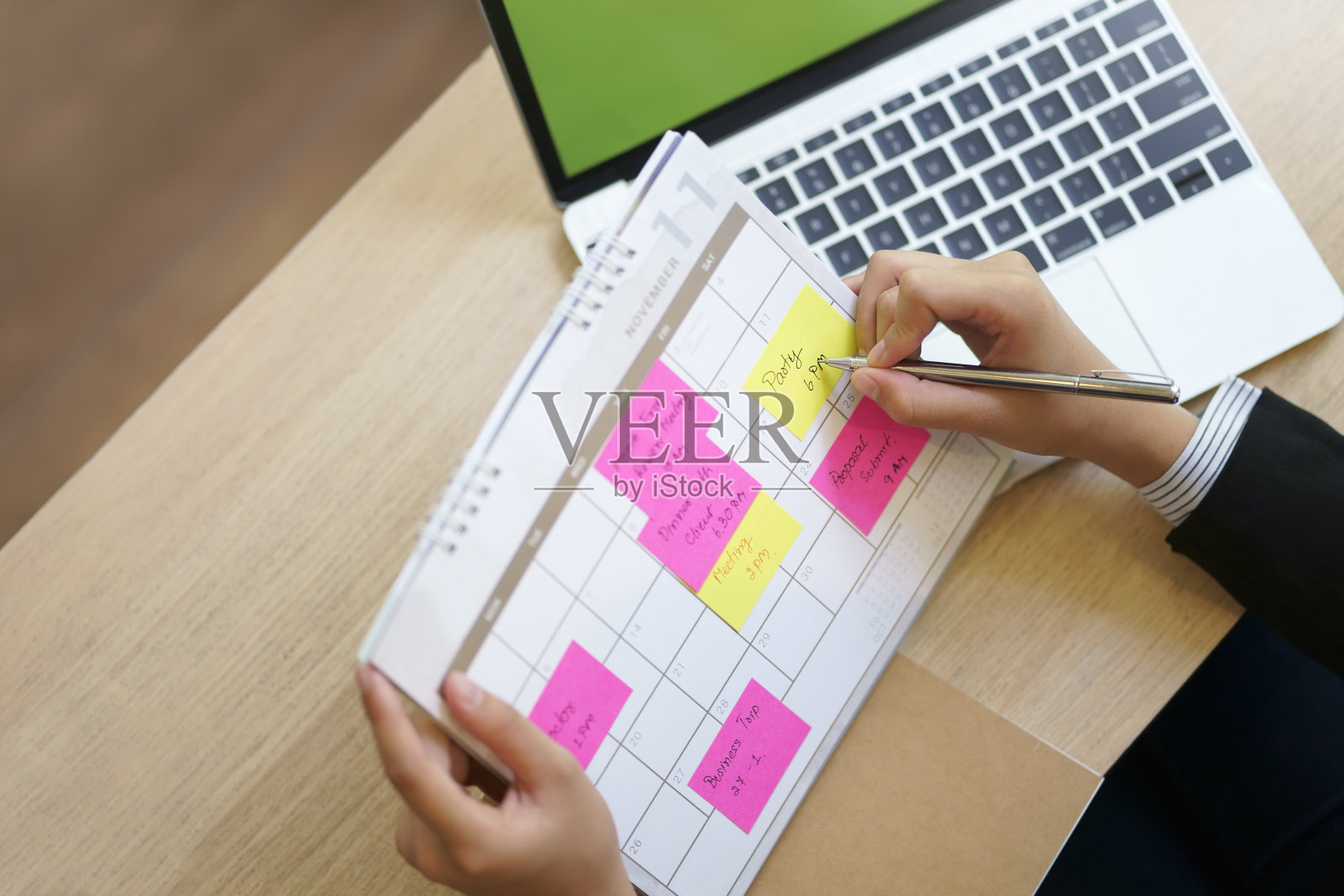 女商人检查日历有备忘录计划，工作和议程计划的概念。照片摄影图片