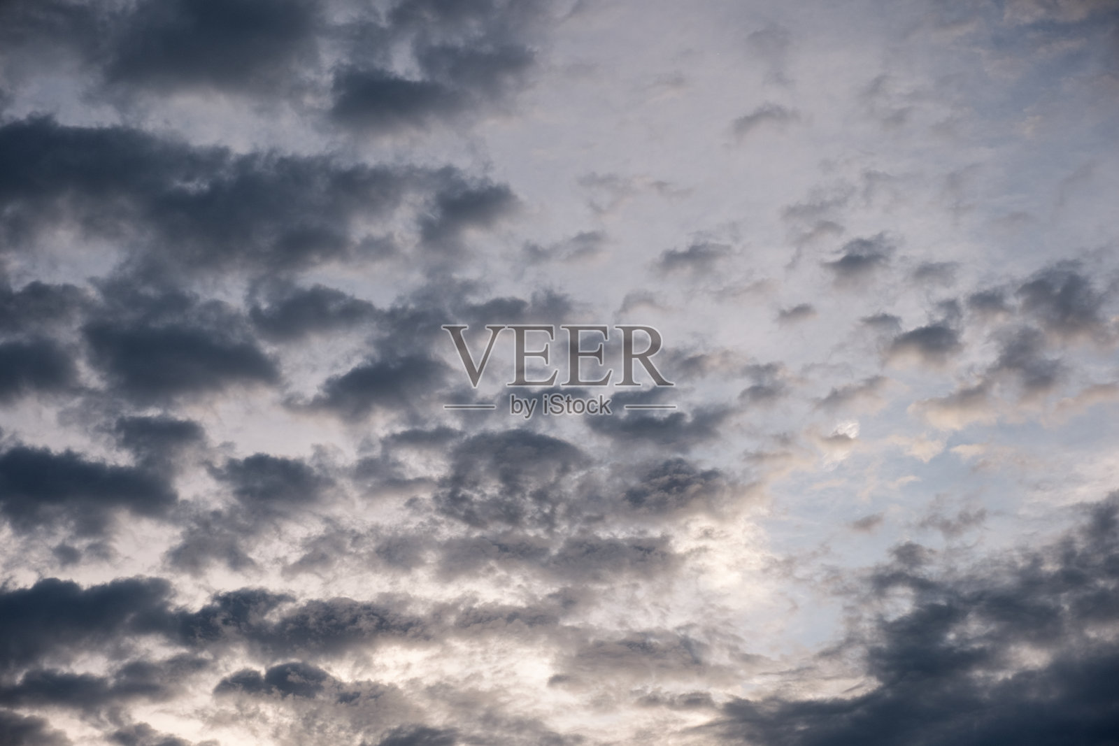 日落时，蓝色天空上的簇绒毛多云照片摄影图片