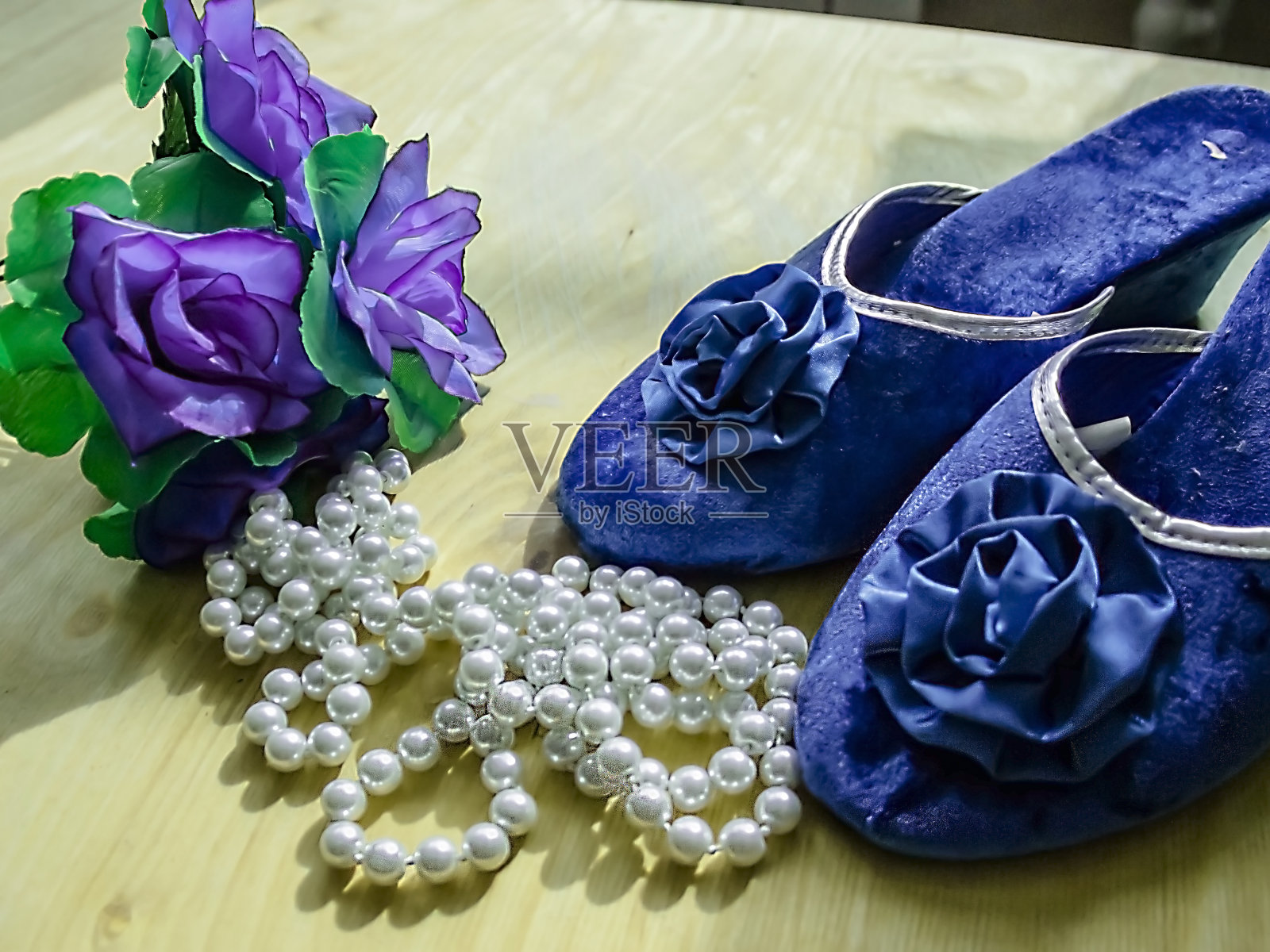 蓝色的花朵是美丽的拖鞋和珠子珍珠照片摄影图片