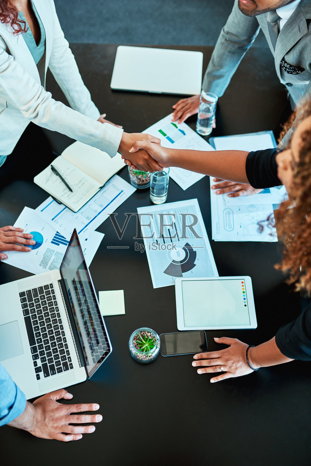 这次合并正是他们公司所需要的照片摄影图片