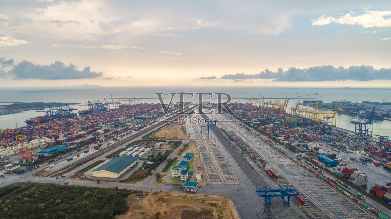 集装箱船在进出口业务和物流。用起重机将货物运到港口。国际水路运输。鸟瞰图和俯视图。照片摄影图片