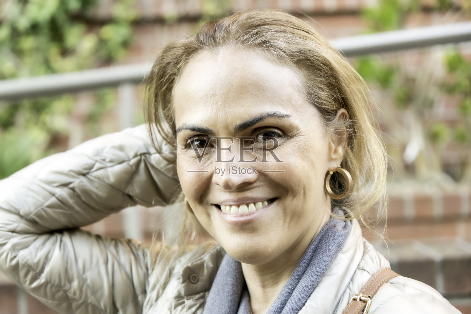 微笑的西班牙妇女看着镜头照片摄影图片