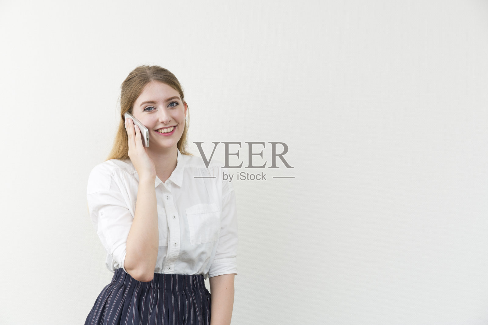 德国妇女正在打电话照片摄影图片