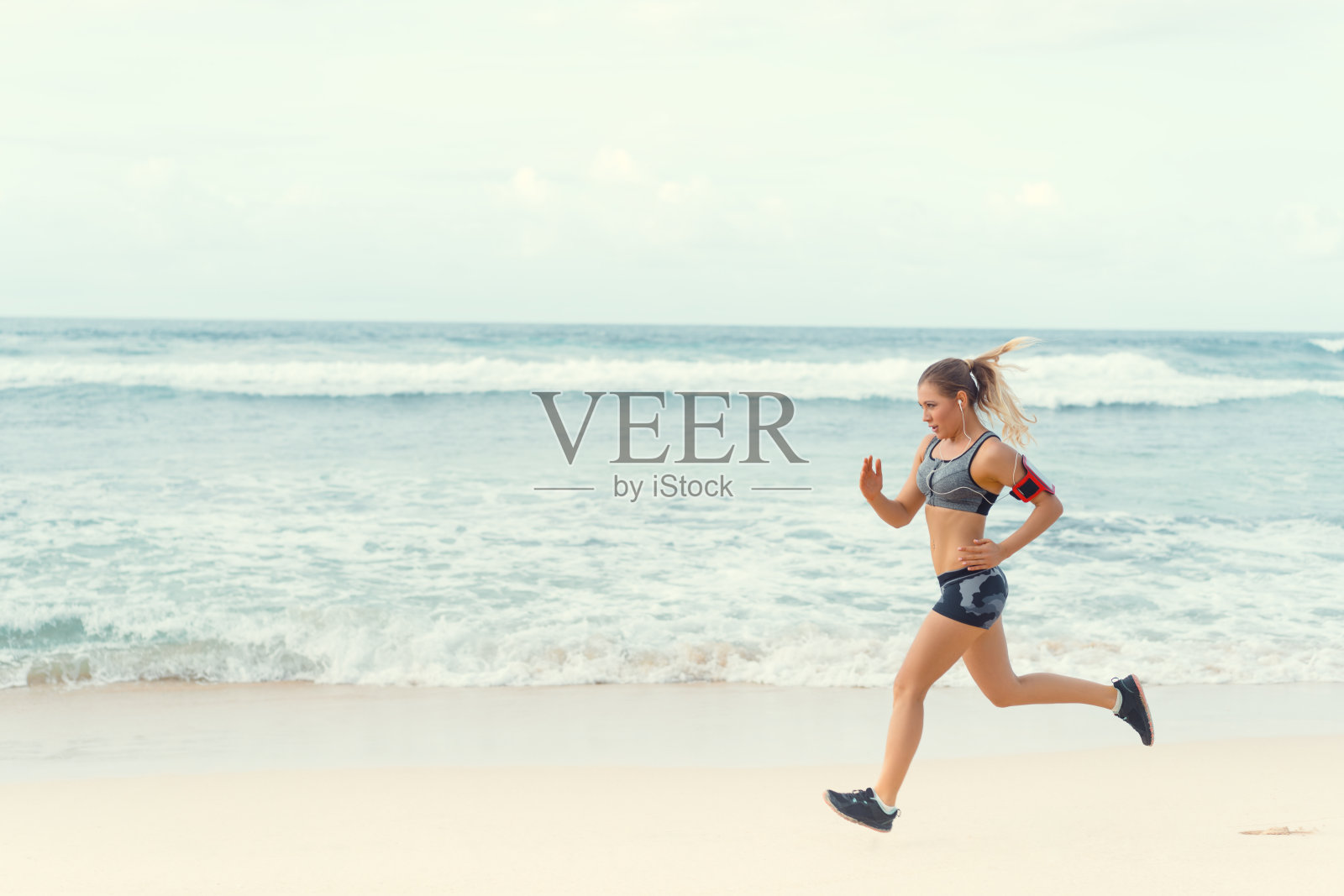 在户外活跃的女孩照片摄影图片