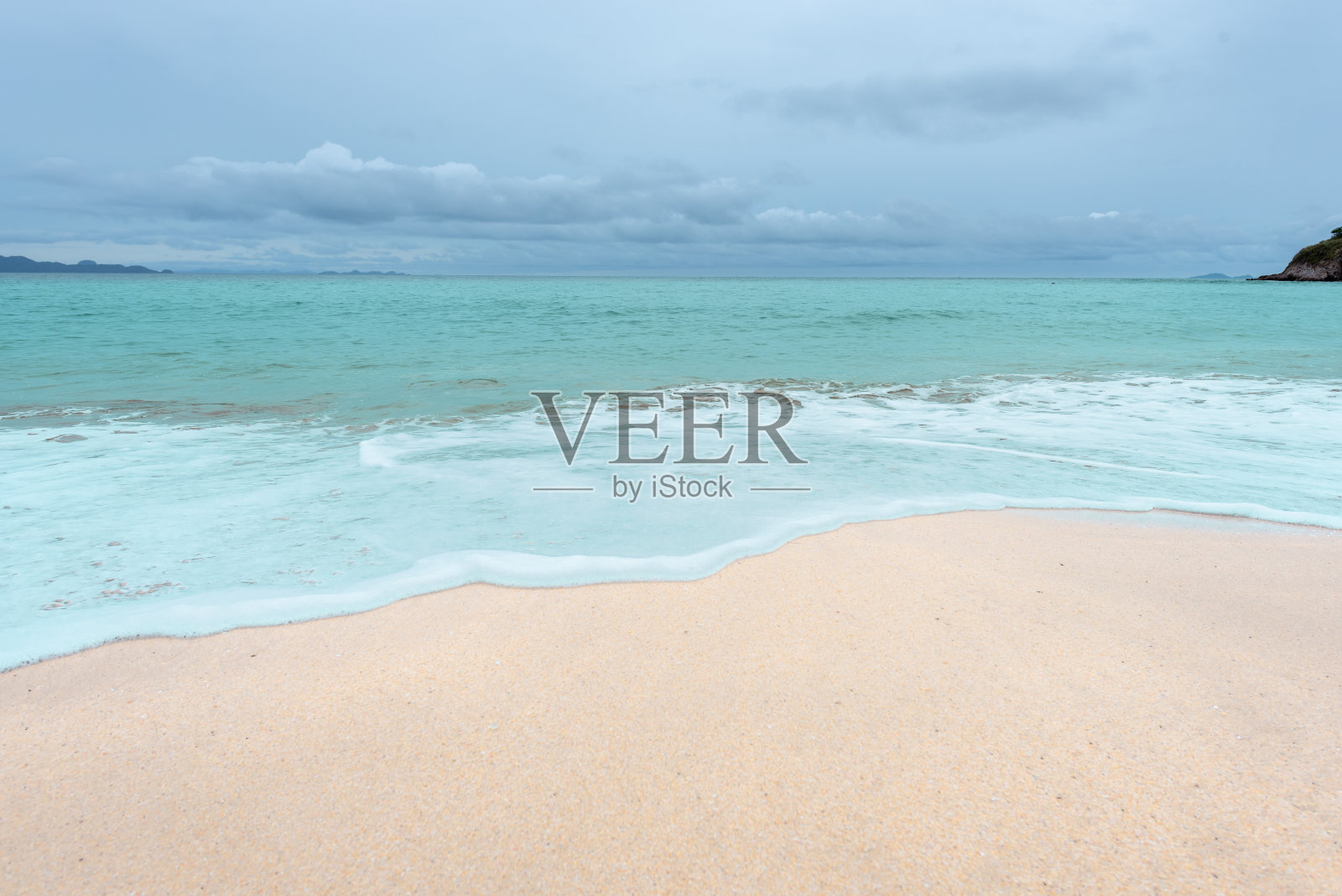 沙滩上柔和的波浪照片摄影图片